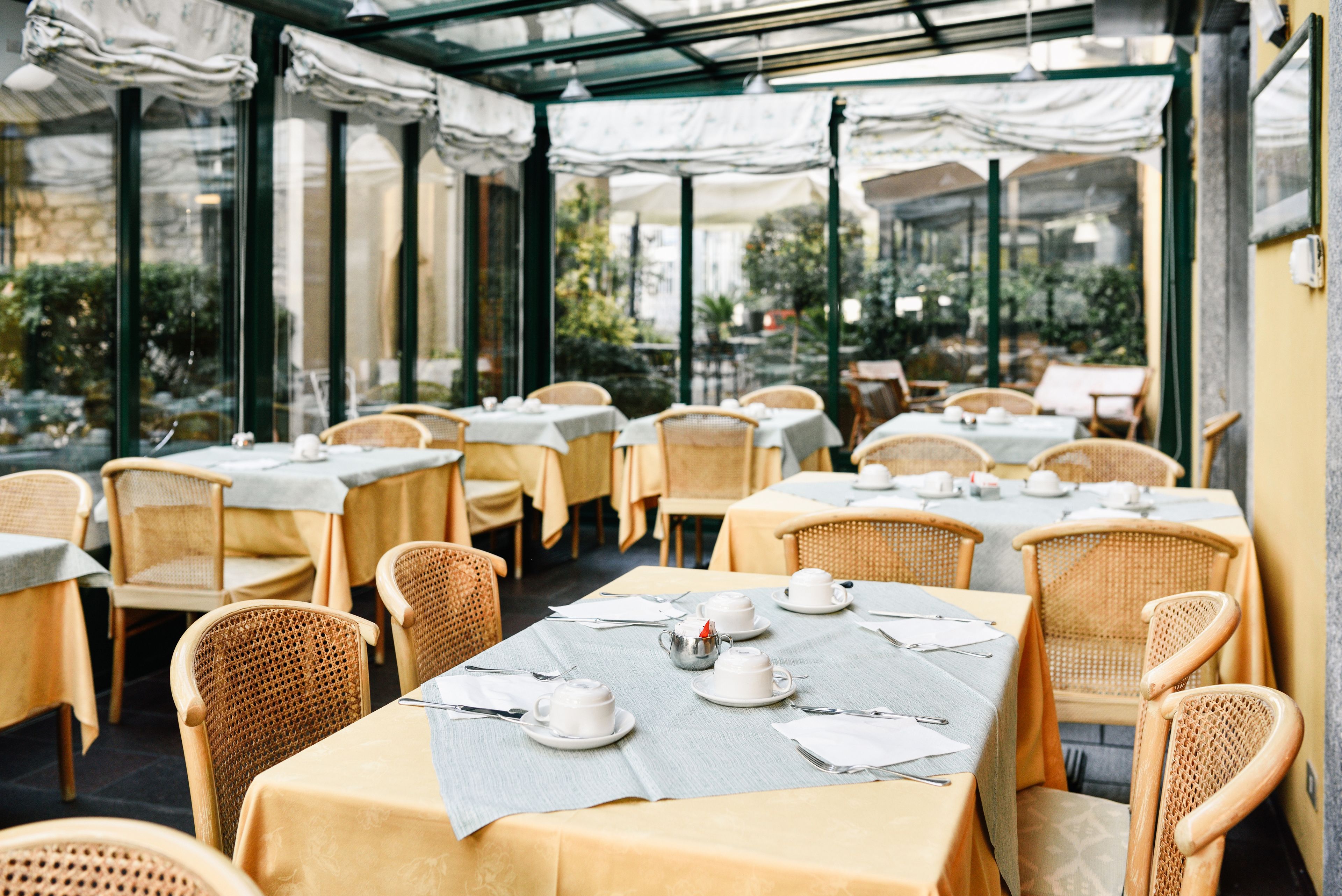 lunch and dinner served, italian cuisine