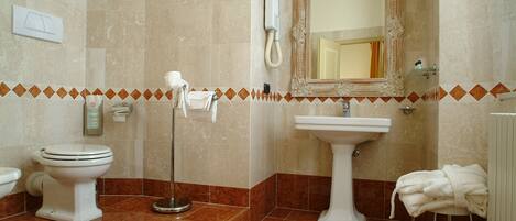 Un baño con inodoro, lavabo y espejo.