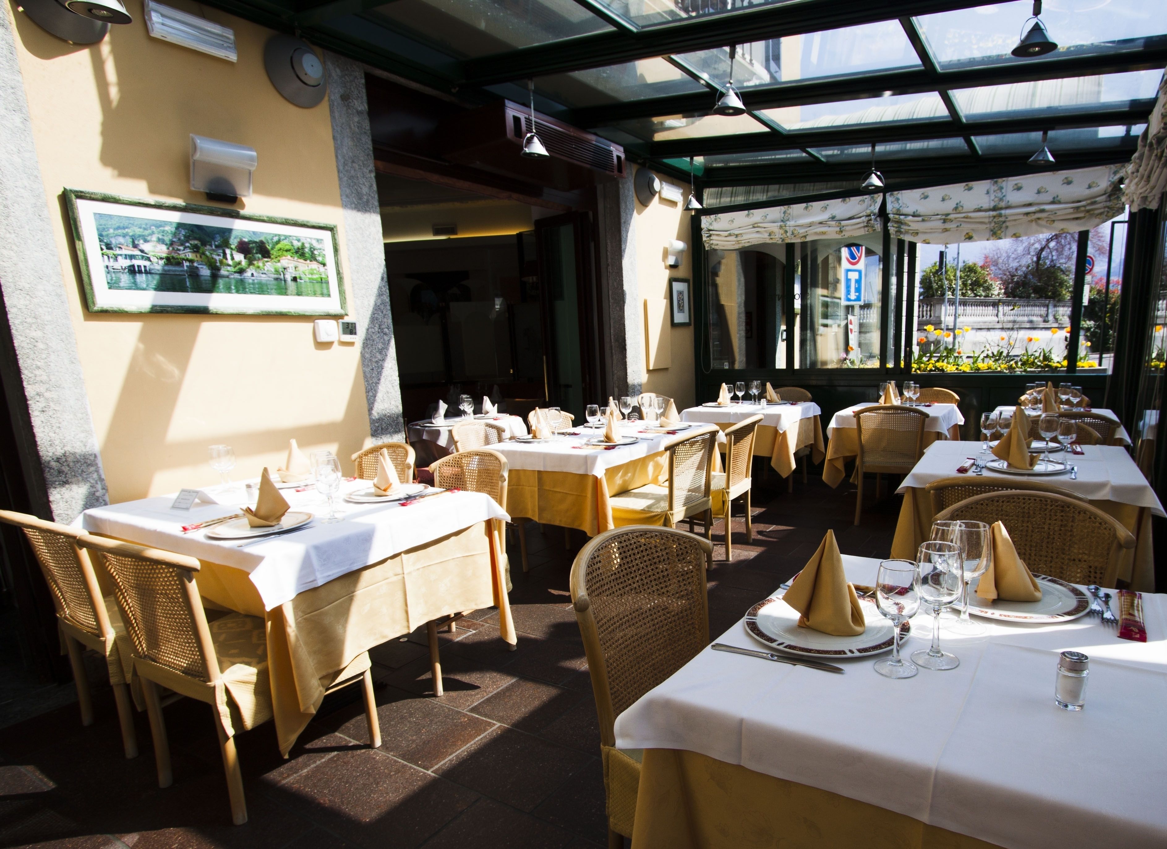 Un ristorante con tavoli apparecchiati per la cena, che offre una vista attraverso il tetto in vetro.