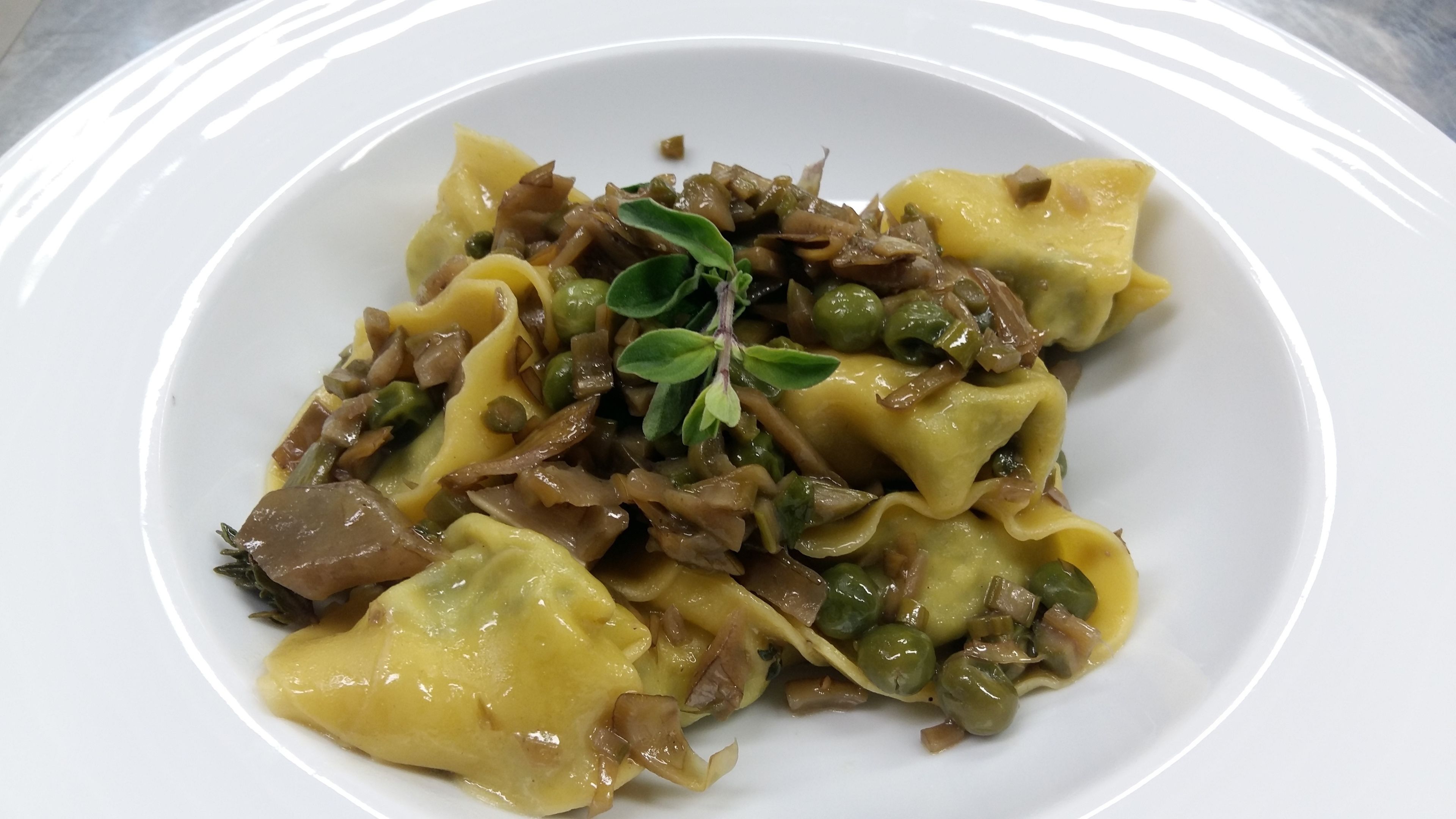 Eine Pasta-Kombination mit Gemüse und Kräutern.