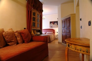 Hypo-allergenic bedding, minibar, in-room safe, desk