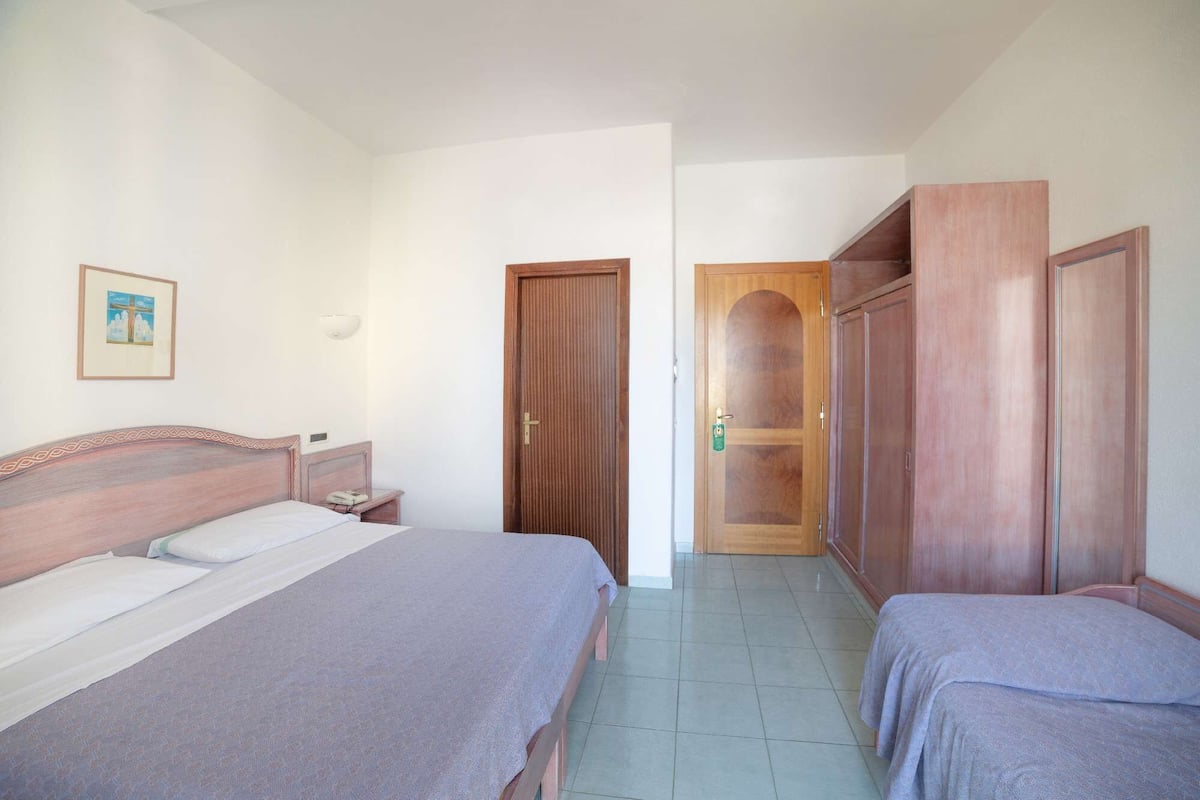 Quadruple Room | Minibar, in-room safe, desk, WiFi (free)