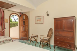 Minibar, in-room safe, desk, blackout curtains - Hotel Terme La Bagattella (Forio)
