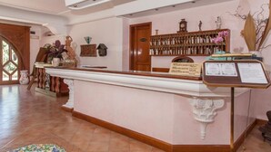 Quầy tiếp tân