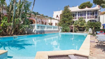 Piscina coperta, piscina all'aperto, lettini