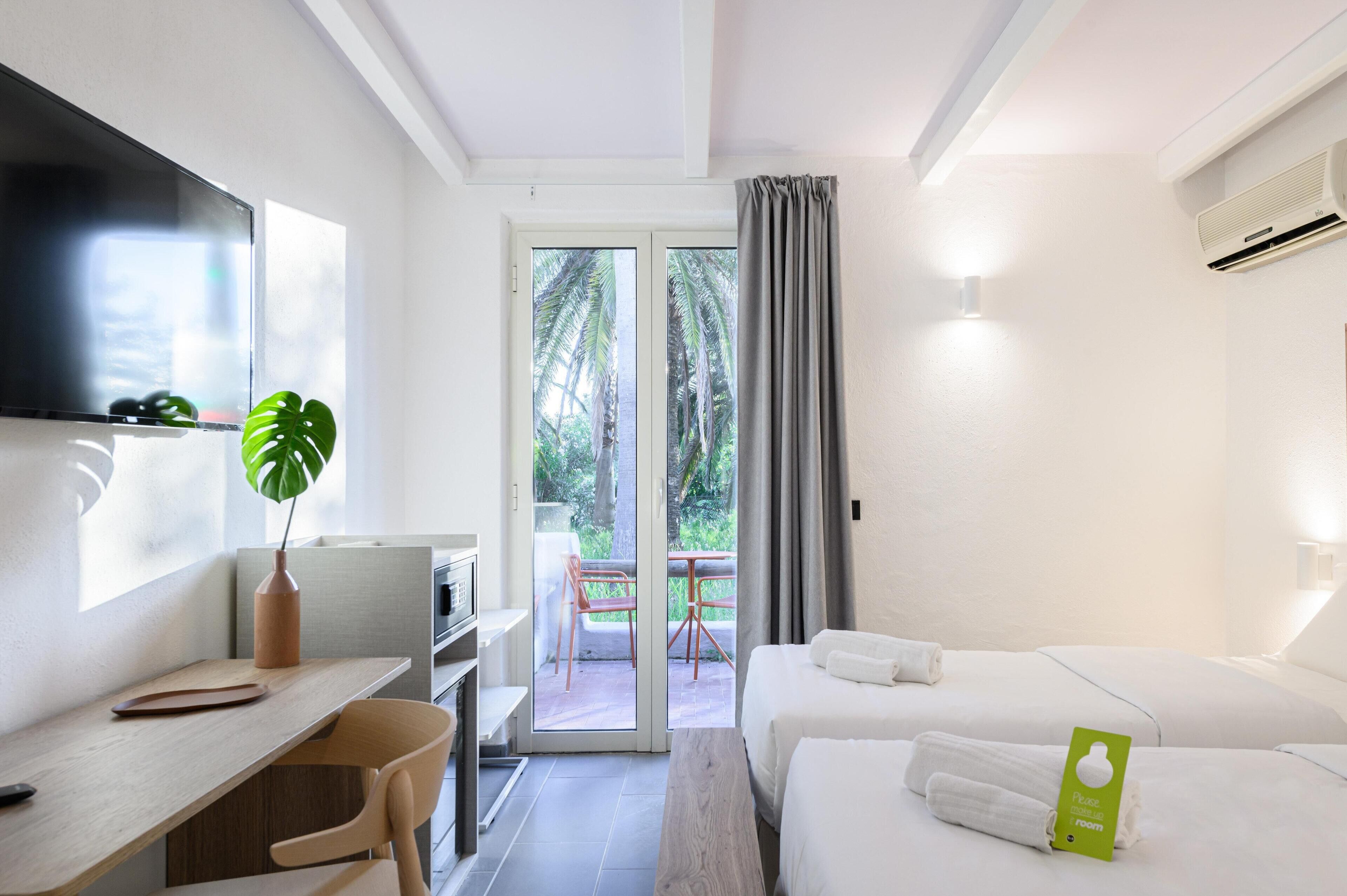 Habitación estándar con 2 camas individuales, para no fumadores | Caja de seguridad en la habitación, escritorio y cortinas blackout 