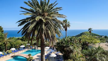 Außenpool (je nach Saison geöffnet), Liegestühle