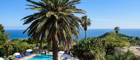 Außenpool (je nach Saison geöffnet), Liegestühle