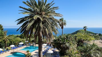Piscine extérieure (ouverte en saison), chaises longues
