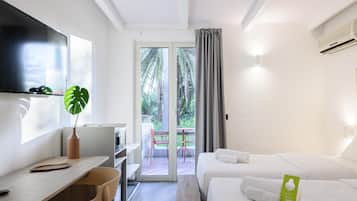 Zimmersafe, Schreibtisch, Verdunkelungsvorhänge, schallisolierte Zimmer