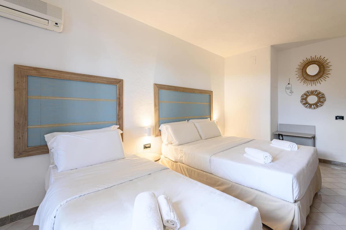 Quarto triplo superior, para não fumantes | Cofres nos quartos, escrivaninha, cortinas blackout