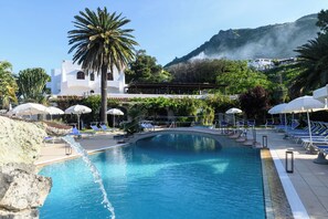 Außenpool (je nach Saison geöffnet), Liegestühle