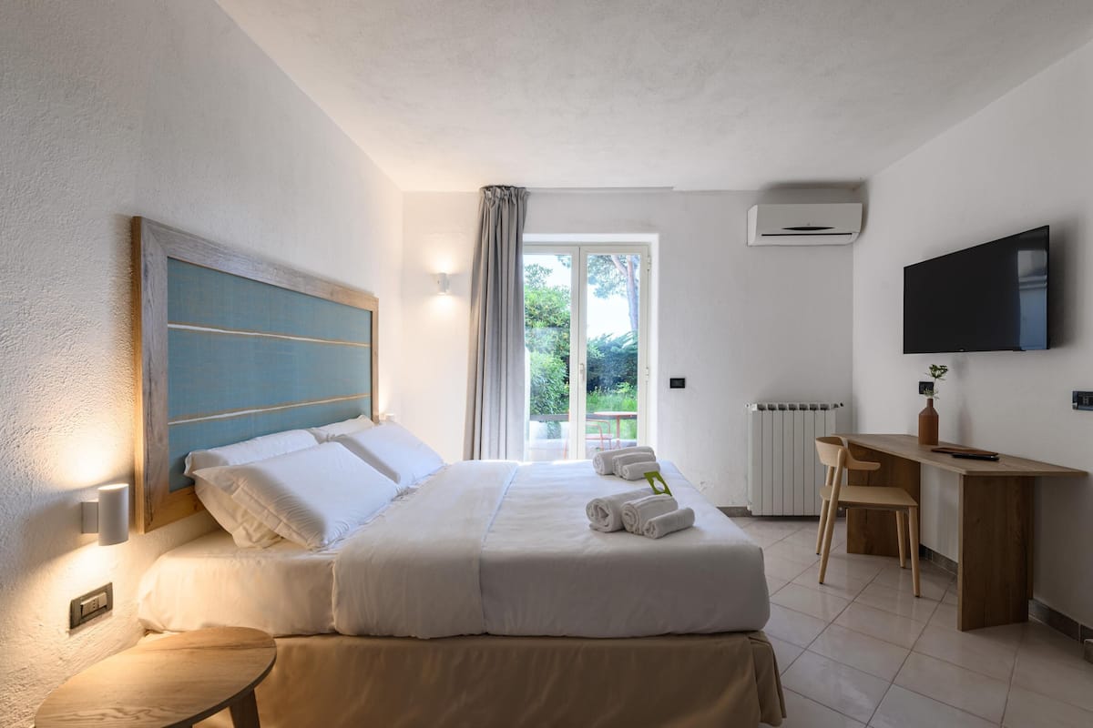 Standard-Vierbettzimmer, Nichtraucher | Zimmersafe, Schreibtisch, Verdunkelungsvorhänge, schallisolierte Zimmer