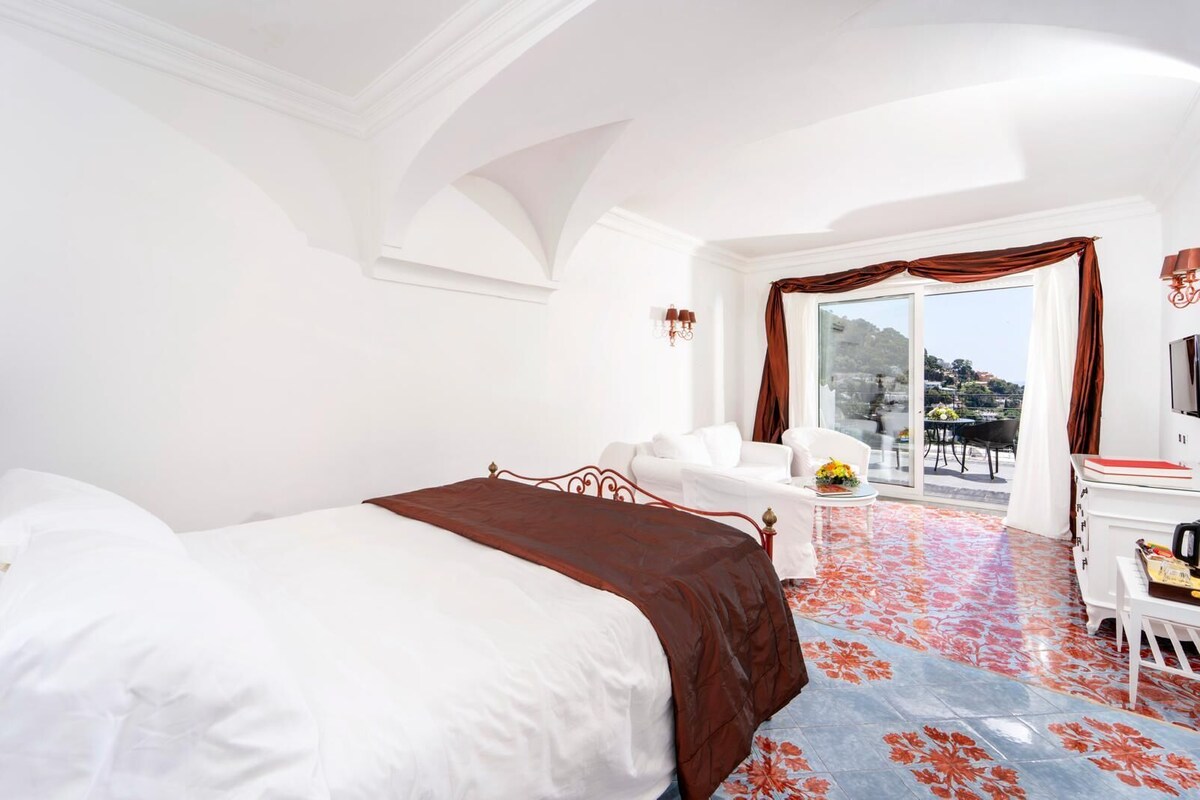 Junior Room, Sea View | Minibar, in-room safe, desk, laptop workspace