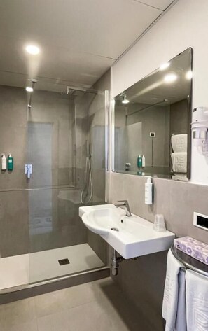 Chambre Classique Double ou avec lits jumeaux, vue ville | Salle de bain | Ensemble douche/baignoire, articles de toilette gratuits, sèche-cheveux