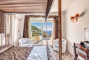 Minibar, coffres-forts dans les chambres, bureau