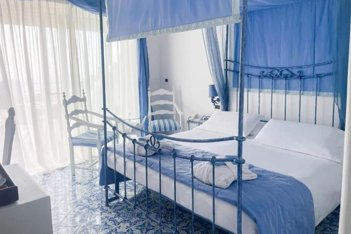 Deluxe kamer, uitzicht op zee | 1 slaapkamer, een minibar, een kluis op de kamer, een bureau