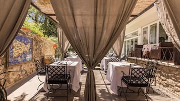 Breakfast, lunch, dinner served; Italian cuisine