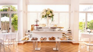 Montaje de bufé con diversos alimentos y una pieza central decorativa.