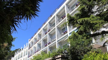 Vista frontal de la propiedad