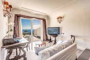 Minibar, caja fuerte, escritorio y espacio para trabajar con un portátil