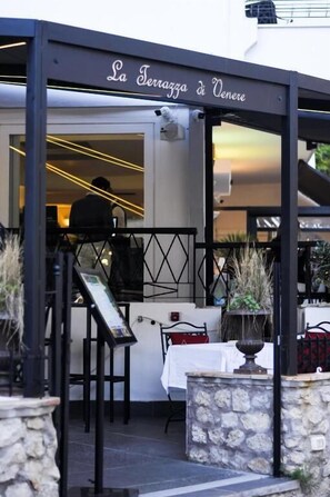 Breakfast, lunch and dinner served - Hotel Regina Cristina  (Capri)