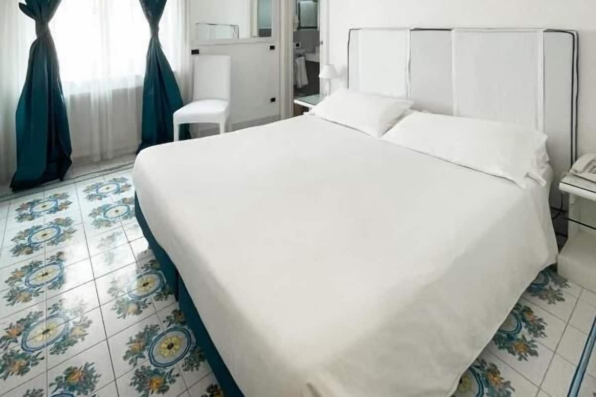 Klassieke kamer, 1 twee- of 2 eenpersoonsbedden, uitzicht op stad | 1 slaapkamer, een minibar, een kluis op de kamer, een bureau