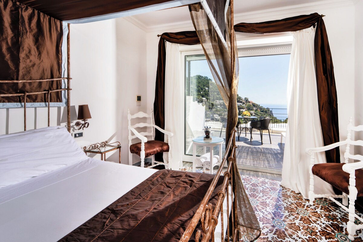 Deluxe Room, Sea View | Minibar, in-room safe, desk, laptop workspace