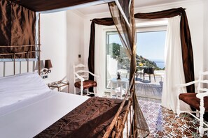 Deluxe Room, Sea View | Minibar, in-room safe, desk, laptop workspace - Hotel Regina Cristina  (Capri)