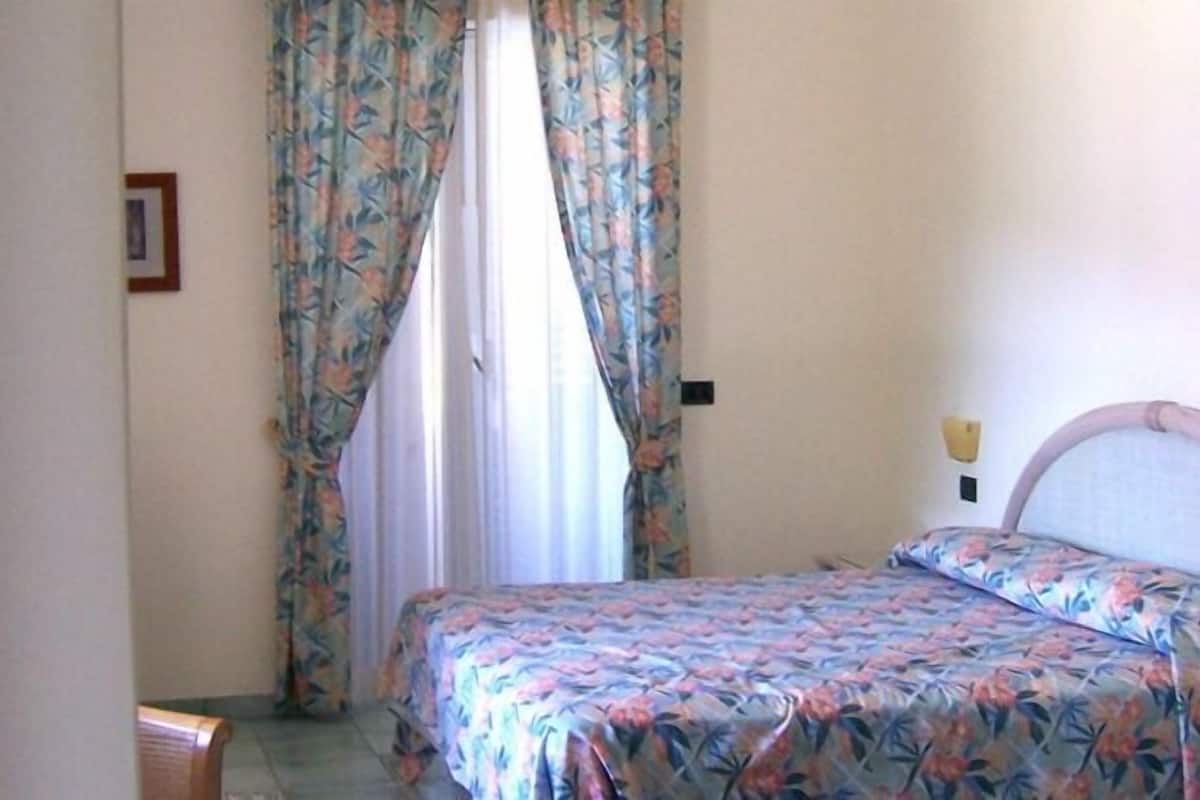 Comfort Double Room | Minibar, in-room safe, desk, cots/infant beds