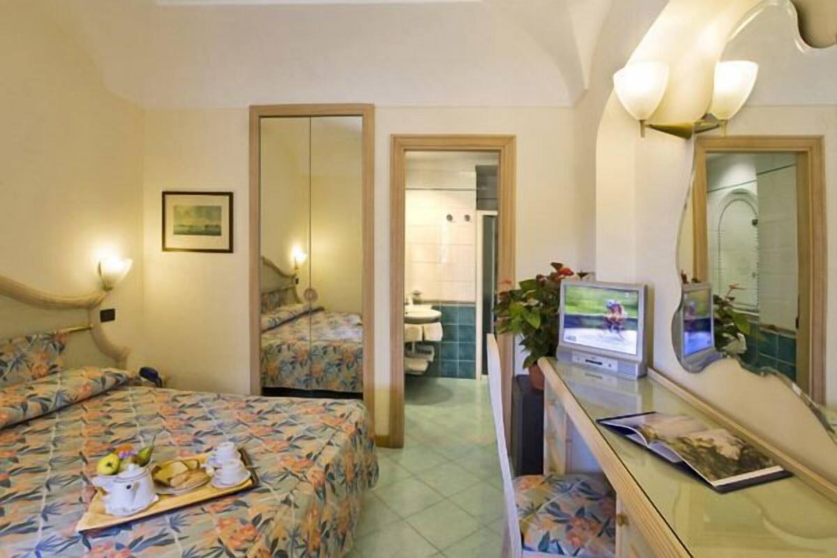 Standard Double Room | Minibar, in-room safe, desk, cots/infant beds