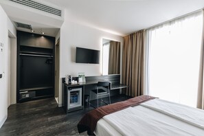 Minibar, coffre-fort pour ordinateur portable, bureau