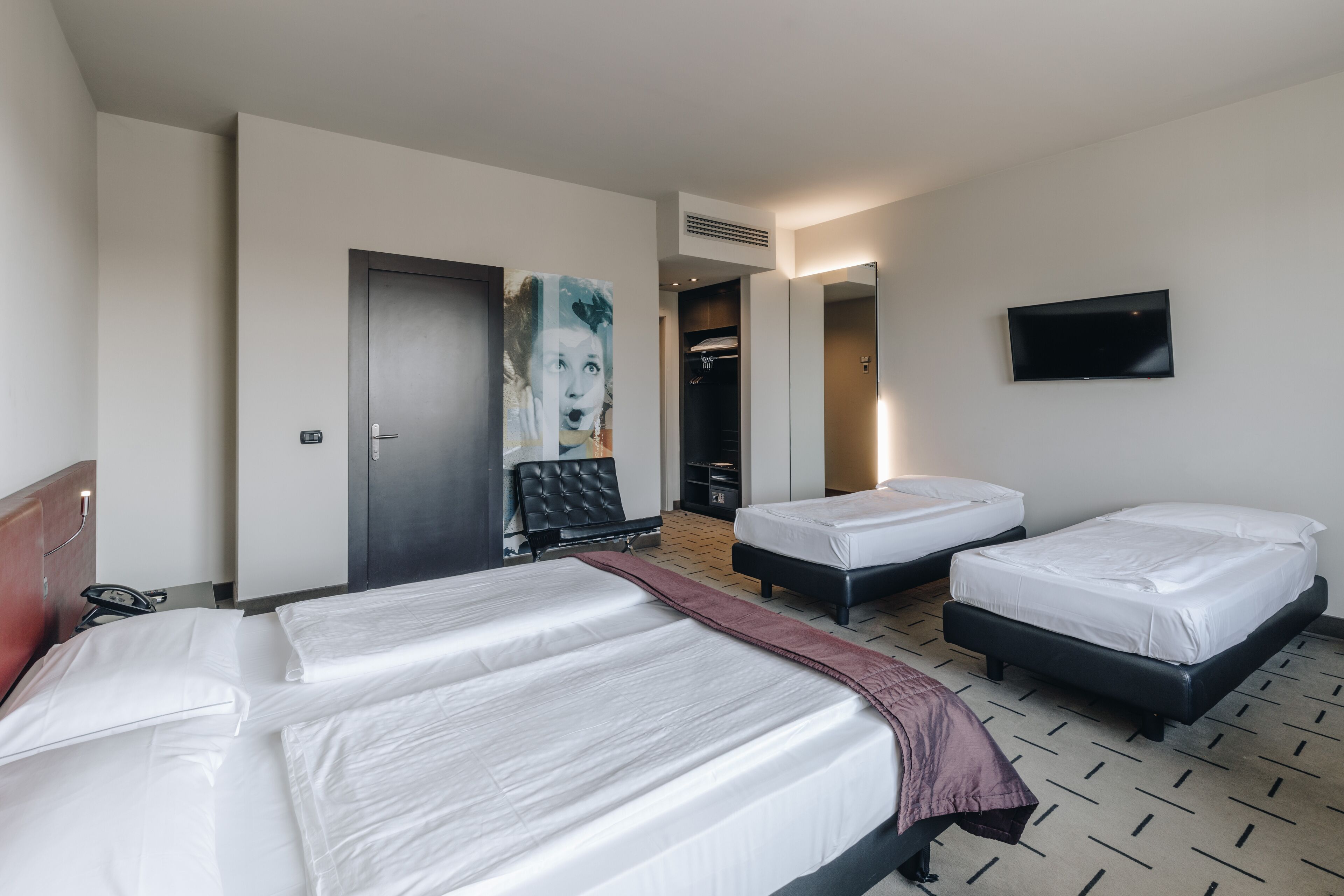 superior quadruple room | minibar, in-room safe, desk, laptop workspace