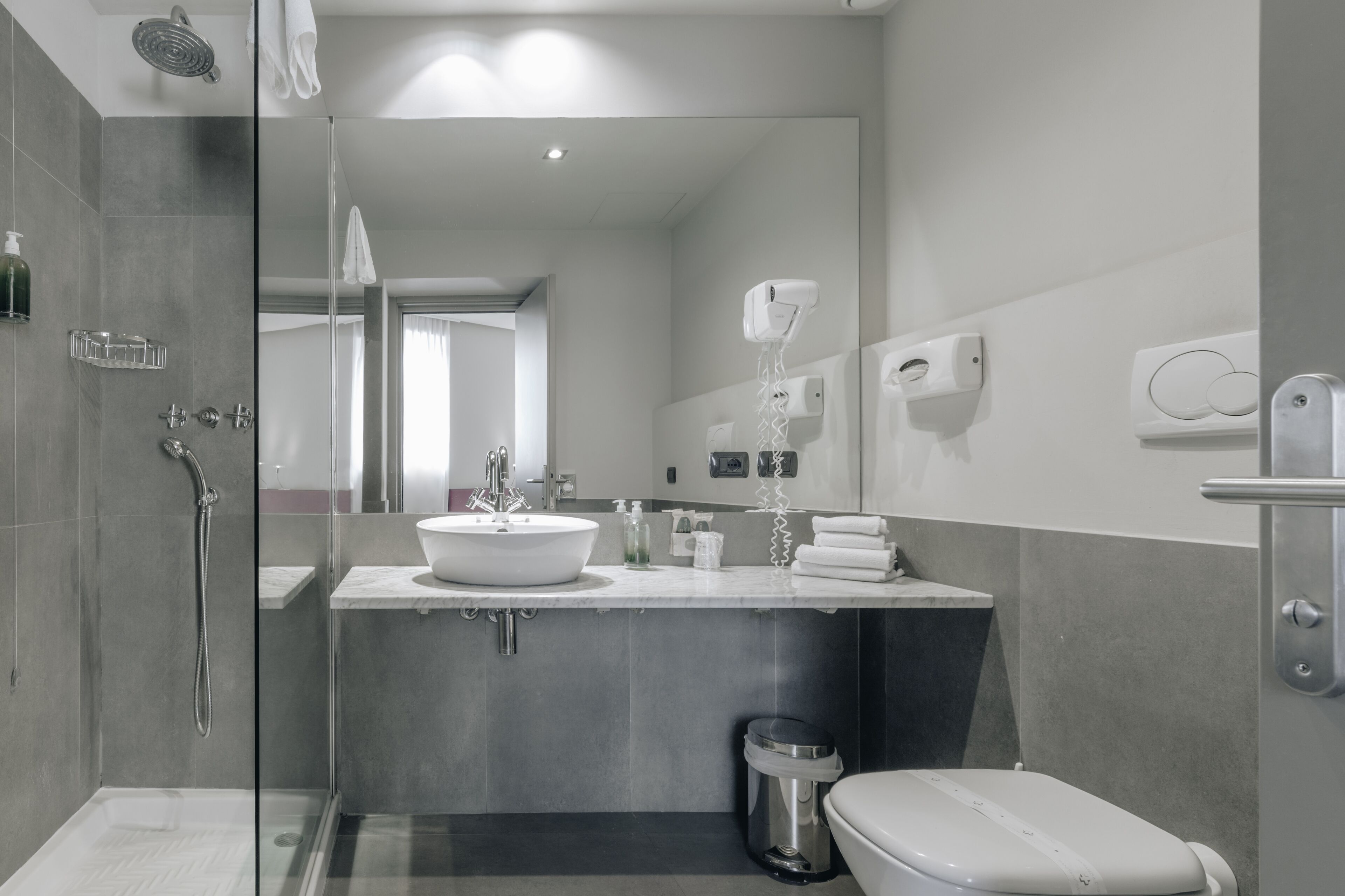 single room | room amenity