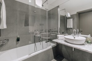 Free toiletries, hair dryer, bidet, towels - Hotel Continental (Cremona)