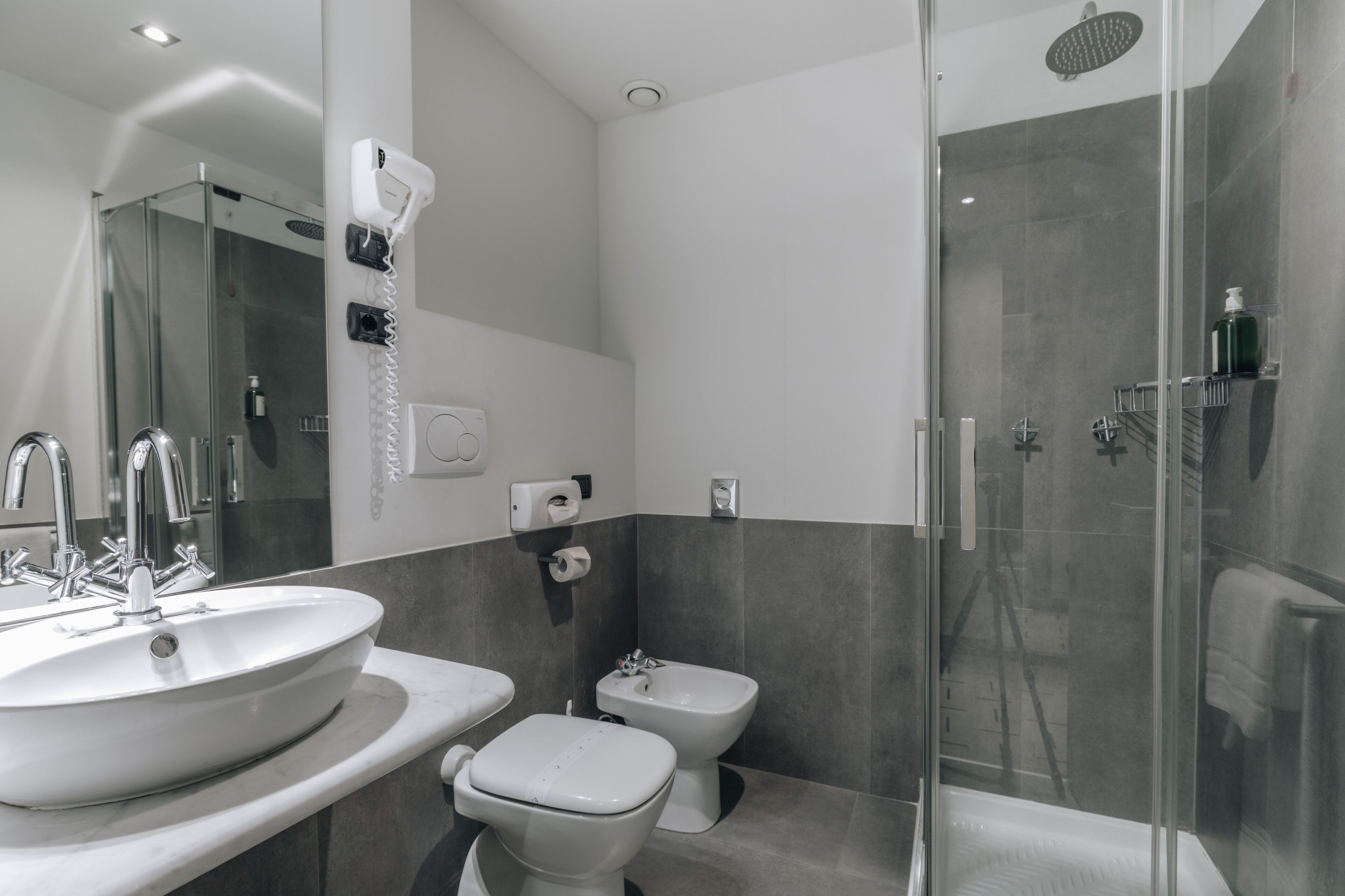single room | bathroom | free toiletries, hair dryer, bidet, towels