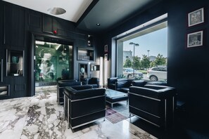 Lobby sitting area - Hotel Continental (Cremona)