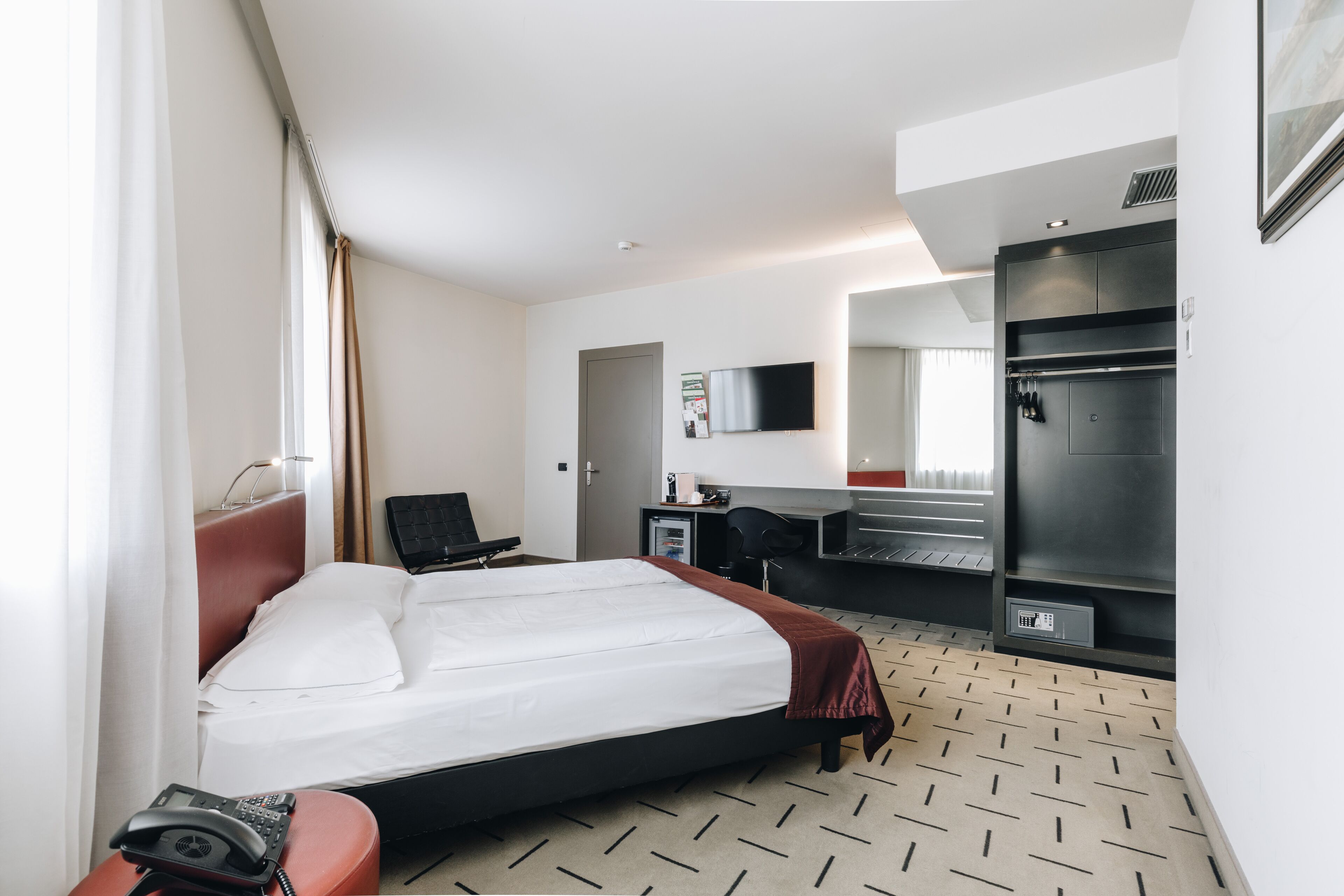 minibar, in-room safe, desk, laptop workspace