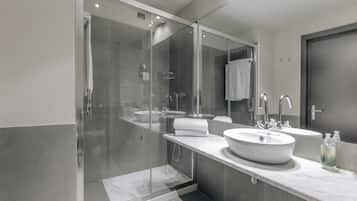Superior-Doppel- oder -Zweibettzimmer | Badezimmer | Kostenlose Toilettenartikel, Haartrockner, Bidet, Handtücher