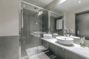 Artículos de tocador gratuitos, secador de pelo, bidet, toallas
