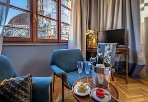 Double Room (Duomo View - 40) | Gebar bulu kapas, bar mini, peti besi dalam bilik, meja 