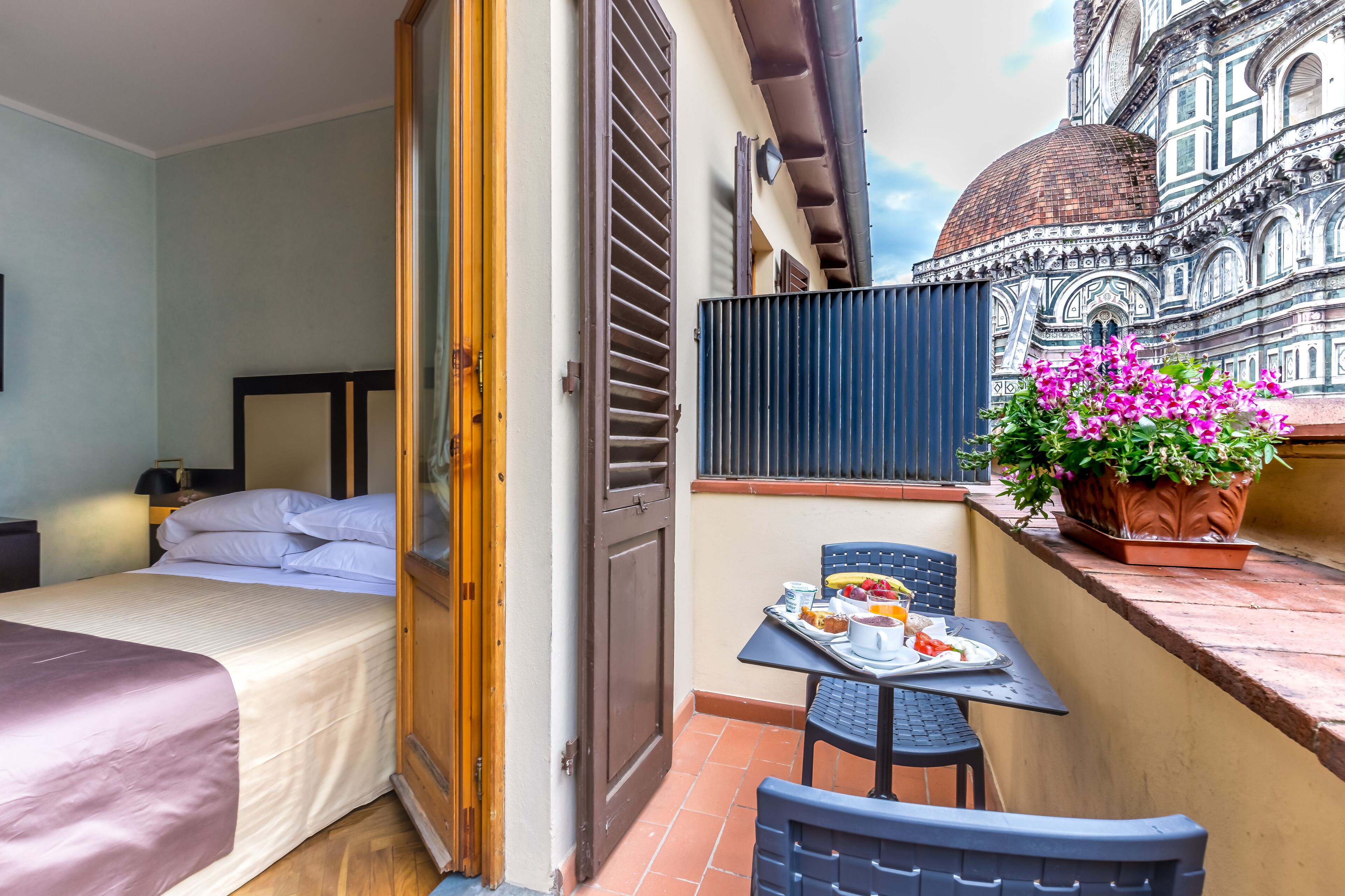 经典双人房, 阳台 (Duomo View - 33) | 羽绒被、迷你吧、客房内保险箱、办公桌