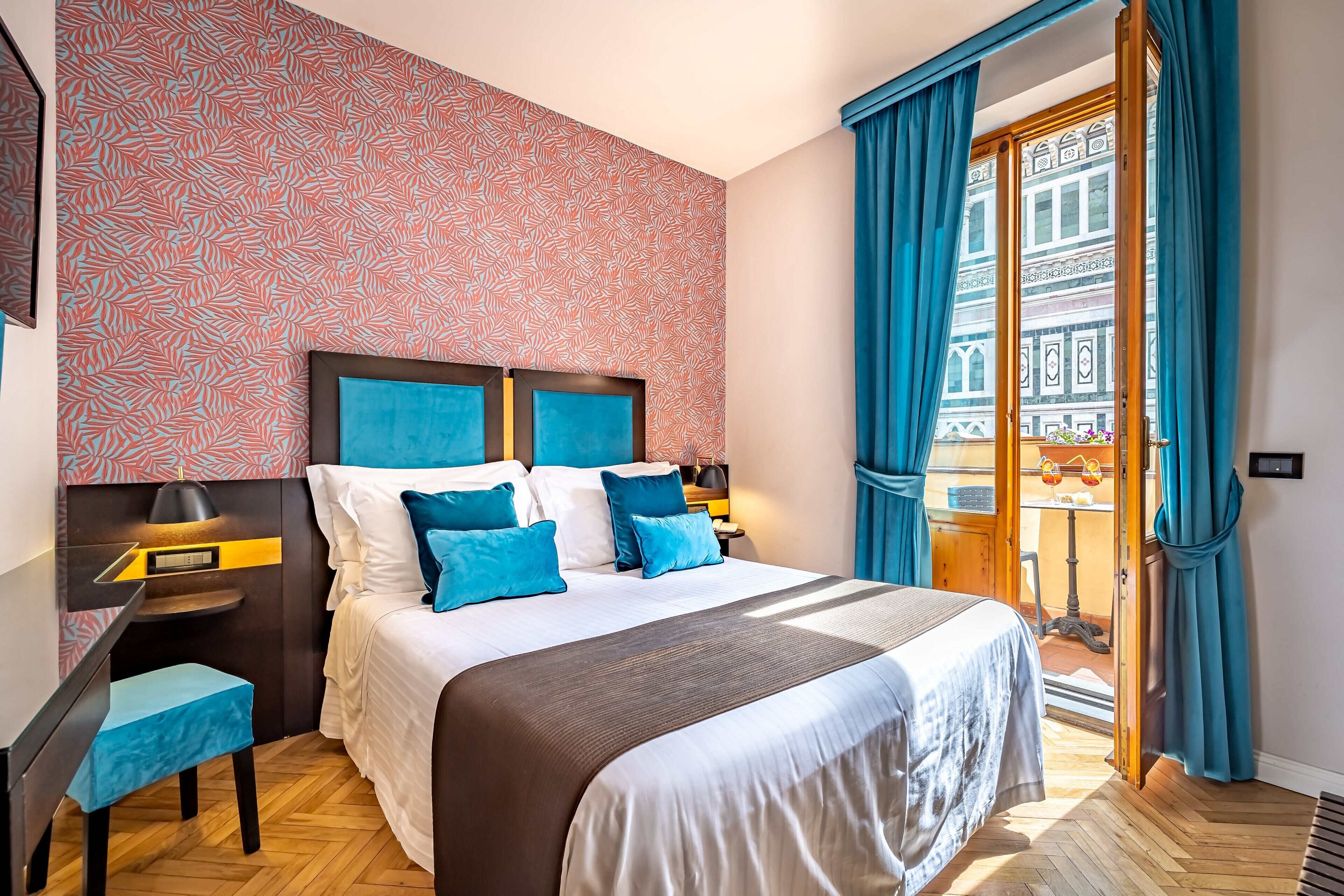 Cubrecamas, minibar, caja de seguridad en la habitación y escritorio 