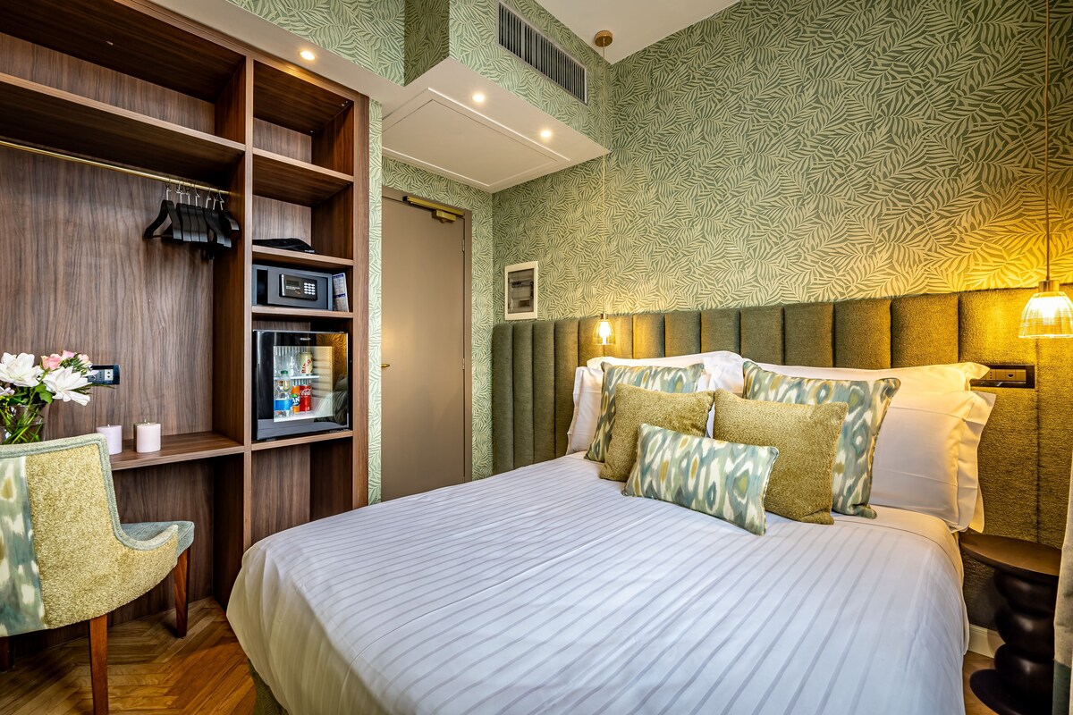 Down comforters, minibar, in-room safe, desk