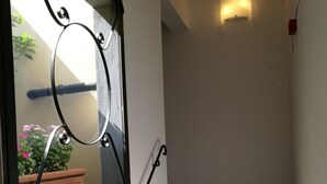 Una escalera con barandilla y una ventana con marco de metal.