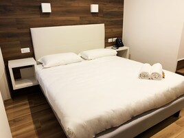 Quarto casal | Roupas de cama premium, cofres nos quartos, berços grátis