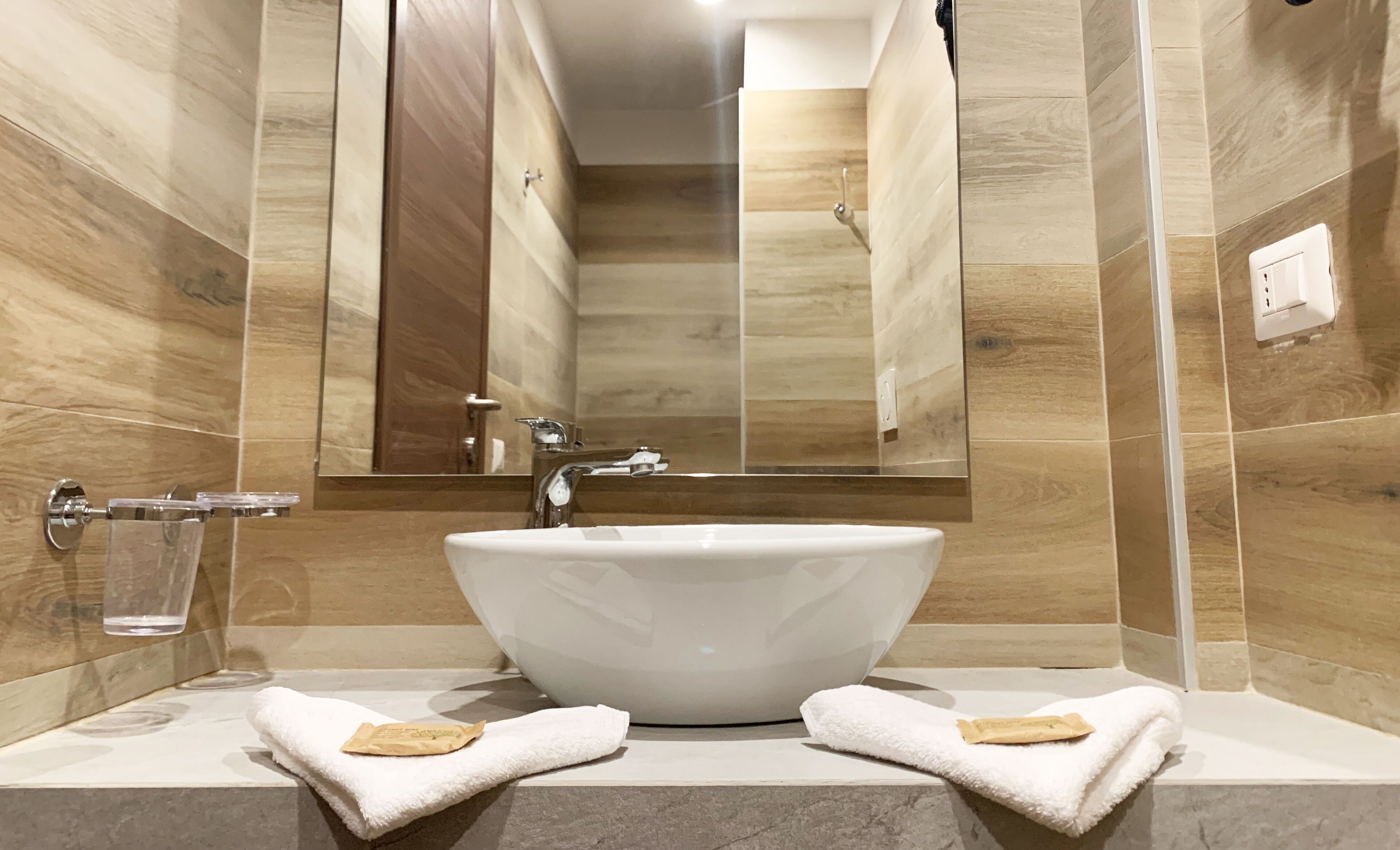 triple room | bathroom | shower, rainfall showerhead, free toiletries, hair dryer