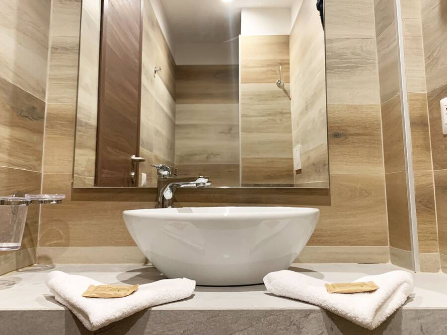Triple Room | Bathroom | Shower, rainfall showerhead, free toiletries, hair dryer