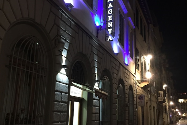 Fachada de la propiedad por la tarde o noche