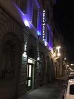 Voorkant accommodatie - avond/nacht
